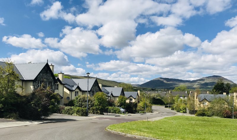 A superb country house a short drive from Kenmare in County Kerry town. We arrived in pouring rain, no name on the property, was rectified when I rang the owner. A fabulous house, set next to the Wild Atlantic Way and the Ring of Kerry, The coastline is rugged with sandy beaches close by, while pebble beaches Lounaghan House | Kenmare, County Kerry | Kenmare | Self